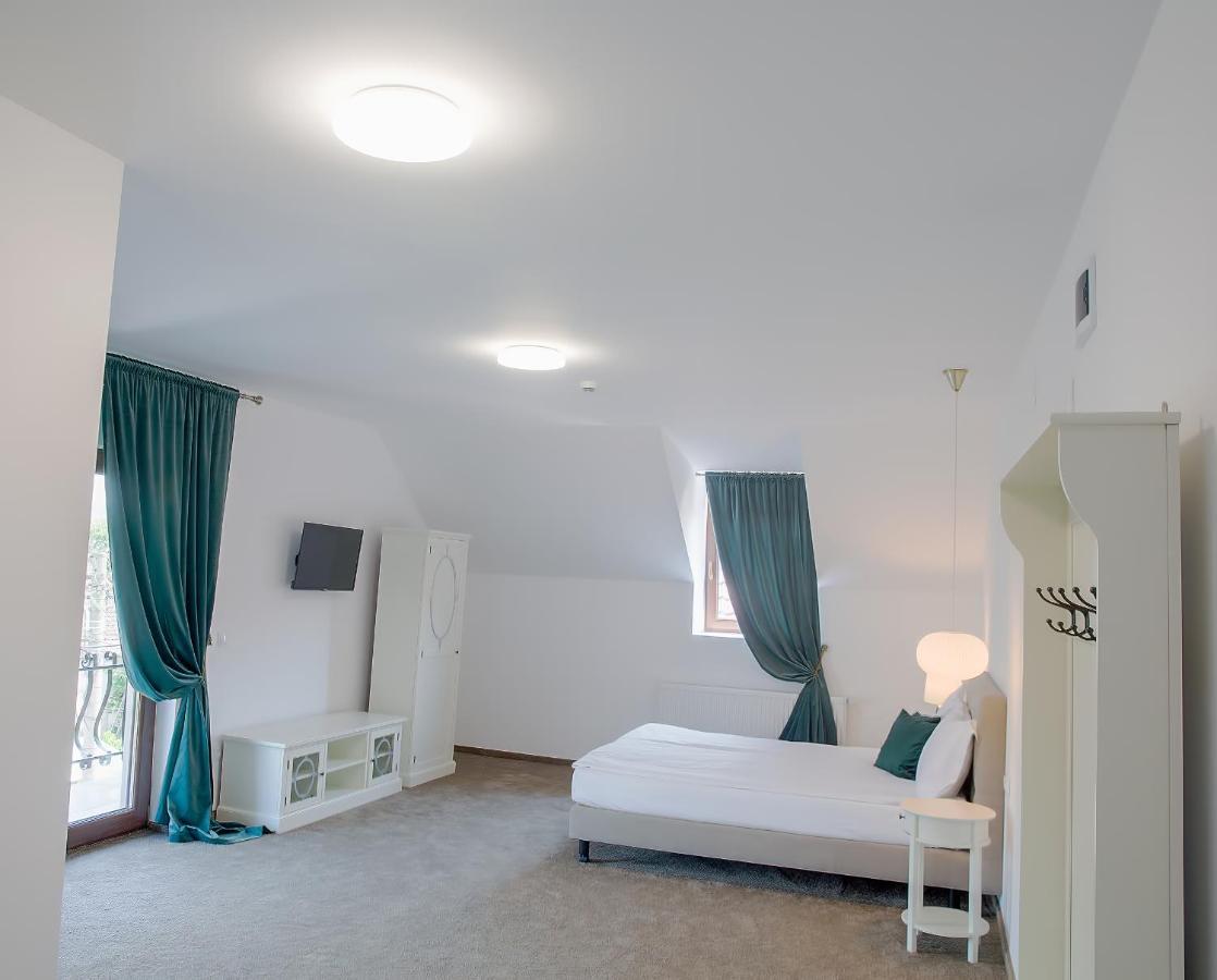 La Fontaine Hotel Hunedoara Cameră foto